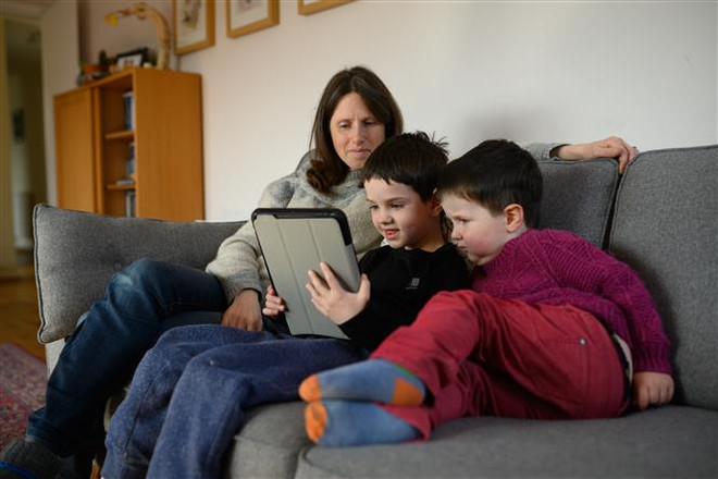 Học trực tuyến trong đại dịch COVID-19 tăng gánh nặng nợ nần tại Mỹ ảnh 1