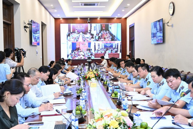 Các đại biểu tham dự cuộc họp trực tiếp và trực tuyến. (Nguồn: Bộ Công Thương) Quản lý thị trường hướng tới xây dựng môi trường kinh doanh lành mạnh ảnh 3