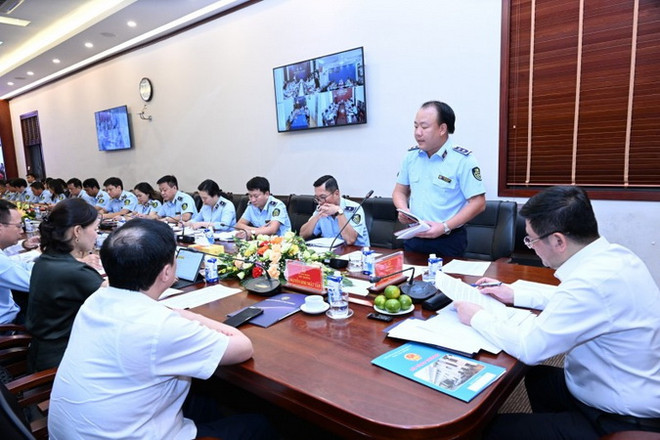 Tổng Cục trưởng Tổng cục Quản lý Thị trường Trần Hữu Linh báo cáo tại buổi làm việc. (Nguồn: Bộ Công Thương) Quản lý thị trường hướng tới xây dựng môi trường kinh doanh lành mạnh ảnh 2