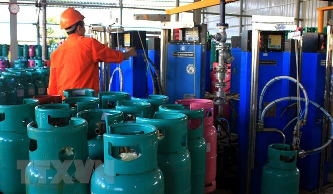 (Ảnh: Đỗ Phương Anh/TTXVN) Từ ngày 1/9 giá gas bán lẻ trong nước tăng tới 33.000 đồng mỗi bình ảnh 1