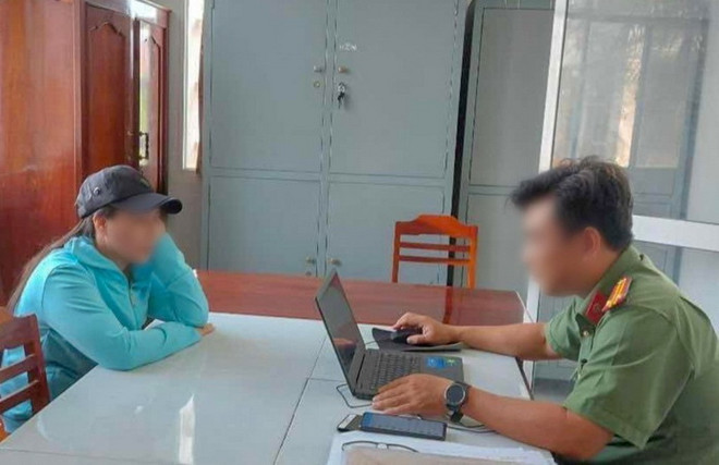 Công an làm việc với bà L.T.B. (Ảnh: TTXVN phát) Phạt 7,5 triệu đồng người phụ nữ livestream vu khống Công an ở Cần Thơ ảnh 1