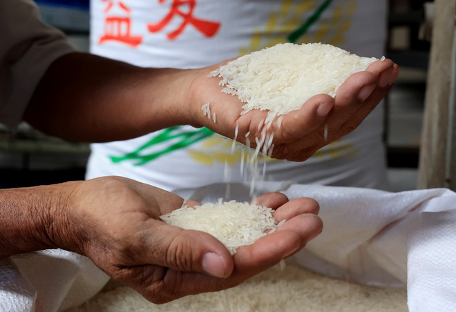 Gạo Việt Nam xuất khẩu đi Trung Quốc. (Ảnh: Hồng Đạt/TTXVN) ttxvn_xuat khau gao.jpg