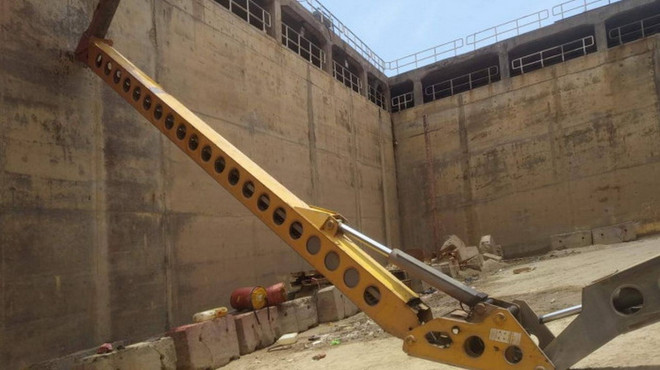 Quảng Ngãi: Lật xe nâng khiến ba công nhân bị thương vong ảnh 1