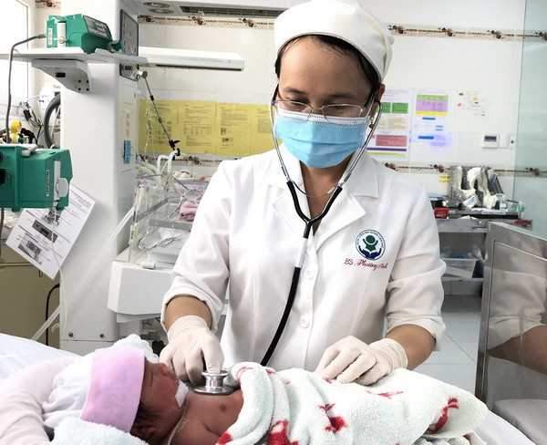 Bệnh nhi được điều trị tích cực tại Bệnh viện Nhi đồng thành phố Cần Thơ. (Ảnh: TTXVN phát) Cần Thơ: Cứu sống mẹ con sản phụ bị viêm tụy cấp hiếm gặp ảnh 1