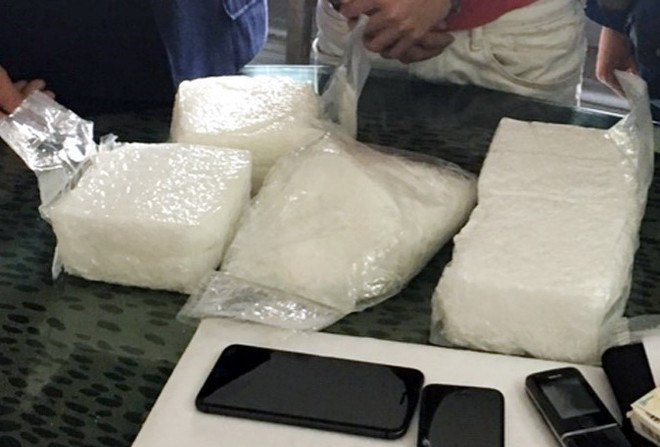 Bắt đối tượng vận chuyển trái phép 10kg ma túy đá từ Lào về Việt Nam ảnh 1