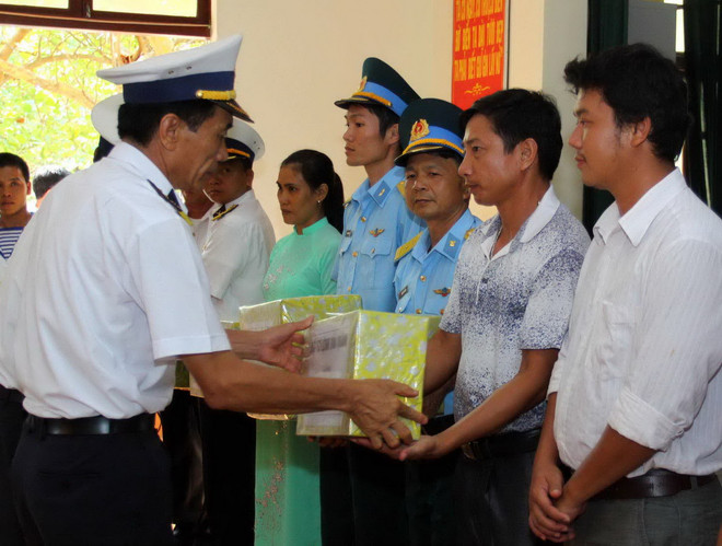 [Photo] Đoàn công tác bộ, ban, ngành TW ra thăm Trường Sa ảnh 1