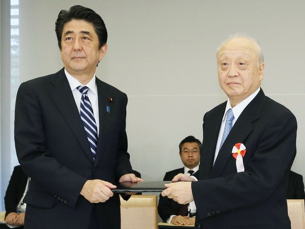 Thủ tướng Nhật Bản Shinzo Abe (trái) và Đại sứ Nhật Bản tại Mỹ Shunji Yanai, người đứng đầu Ủy ban chuyên gia an ninh, trong cuộc gặp tại Tokyo ngày 15/5. (Nguồn: Kyodo/TTXVN) Mỹ hoan nghênh Nhật áp dụng quyền phòng vệ tập thể ảnh 1