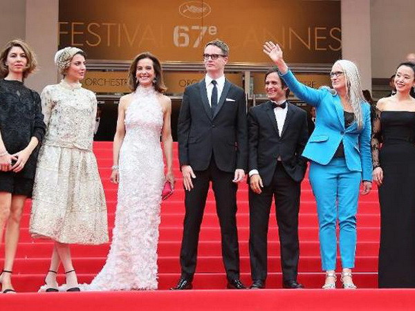 Chủ khảo Jane Campion (áo xanh) chụp ảnh cùng các thành viên Ban giám khảo LHP. (Nguồn: AFP) Liên hoan phim Cannes đòi quyền lợi cho nhà làm phim nữ ảnh 1