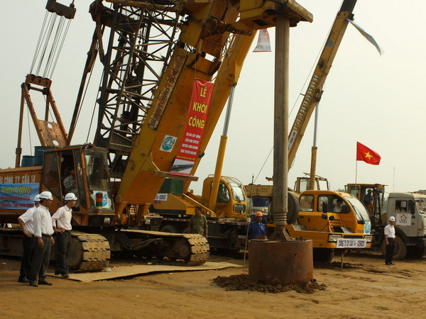 Lực lượng xe máy của Công ty cổ phần cầu 14 (CIENCO1) tại Lễ khởi công cầu Kim Xuyên hồi tháng 9/2010. (Ảnh: Anh Tôn/TTXVN) Tỉnh Tuyên Quang tổ chức lễ thông xe cầu Kim Xuyên ảnh 1