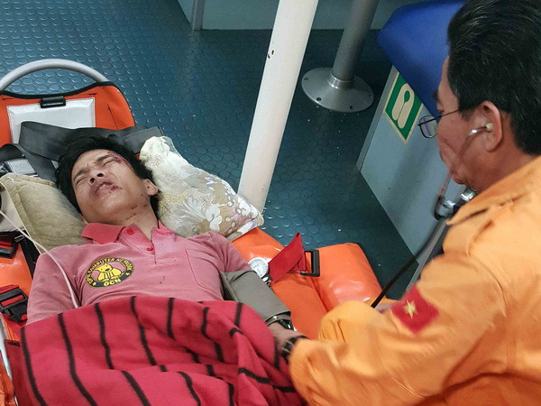 Vượt sóng dữ, đưa ngư dân bị nạn nguy kịch trên đảo về bờ an toàn ảnh 2