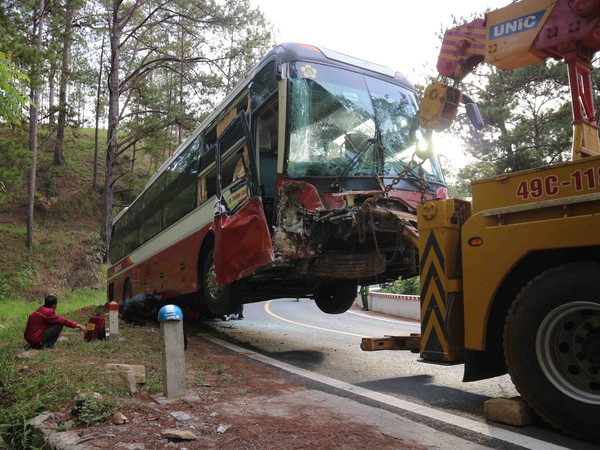 Đà Lạt: Xe giường nằm tông vào vách núi trên đèo Prenn ảnh 1