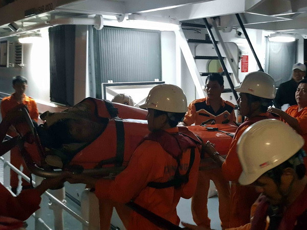 Vượt sóng dữ, đưa ngư dân bị nạn nguy kịch trên đảo về bờ an toàn ảnh 1