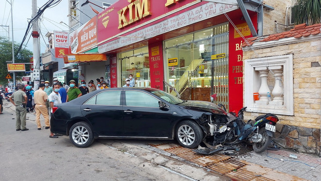 Bà Rịa-Vũng Tàu: Ôtô húc văng hàng loạt xe máy, nhiều người bị thương ảnh 1