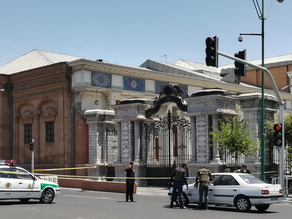 Binh sỹ Iran làm nhiệm vụ tại khu vực tòa nhà Quốc hội sau vụ tấn công. (Ảnh: AFP/TTXVN) Ít nhất 12 người thiệt mạng trong các vụ tấn công tại Iran ảnh 1