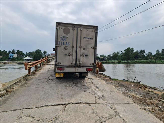 Mặt đường của hạng mục cầu thuộc đập ngăn mặn Hiền lương bị hư hỏng. (Ảnh: Đinh Hương/TTXVN) Người dân Quảng Ngãi khổ sở vì đập ngăn mặn hư hỏng, xuống cấp ảnh 1
