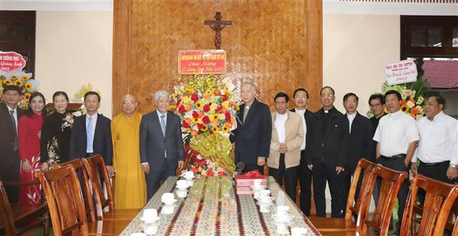 Chủ tịch MTTQ Việt Nam Đỗ Văn Chiến chúc mừng Giáng sinh tại Kon Tum ảnh 2