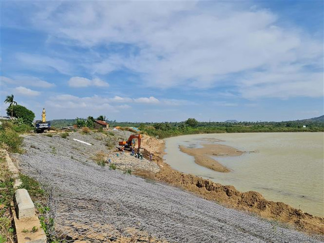 Một vị trí đang được thi công hoàn thiện để hoàn thành trong tháng 12/2022. (Ảnh: Hưng Thịnh/TTXVN) Nhà thầu tạm ứng 100% vốn, công trình trọng điểm chậm tiến độ ảnh 2
