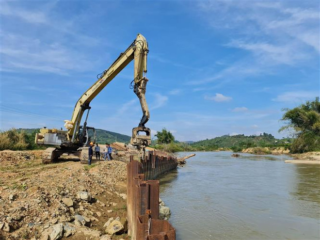 Công trình kè sông vẫn ngổn ngang sau gần 2 năm nhà thầu được tạm ứng vốn. (Ảnh: Hưng Thịnh/TTXVN) Nhà thầu tạm ứng 100% vốn, công trình trọng điểm chậm tiến độ ảnh 1