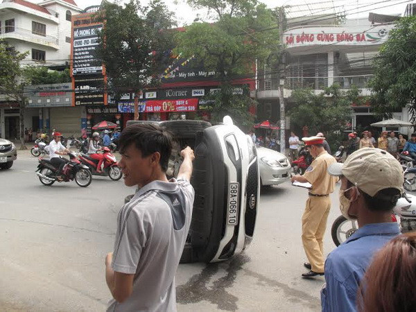 Hai ôtô đâm nhau giữa đường phố sầm uất nhất thành phố Vinh ảnh 2