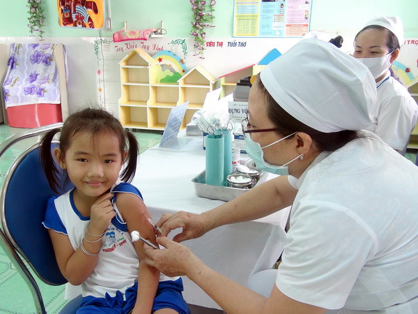 Quảng Ngãi: 12 học sinh nôn, ngất xỉu sau khi tiêm phòng sởi-Rubella ảnh 1