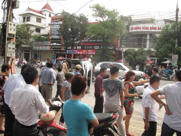 Hai ôtô đâm nhau giữa đường phố sầm uất nhất thành phố Vinh ảnh 1