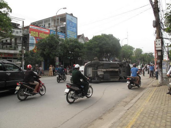 Hai ôtô đâm nhau giữa đường phố sầm uất nhất thành phố Vinh ảnh 3