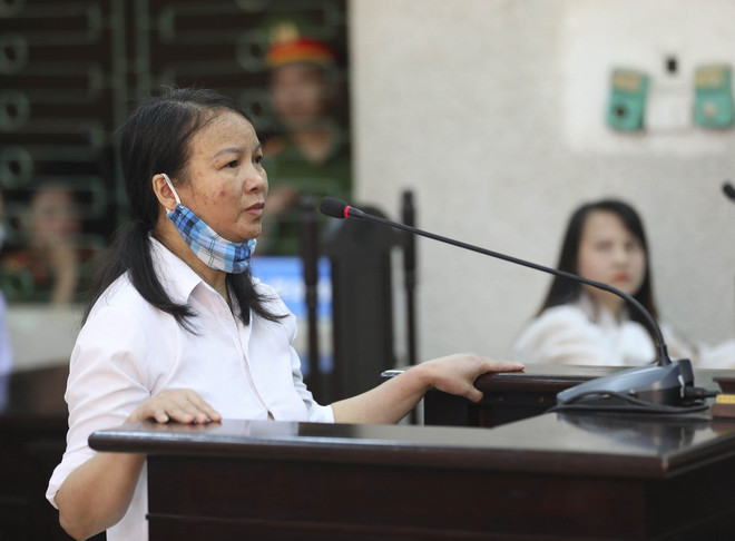 Bị cáo Trần Thị Hiền tại phiên tòa. (Ảnh: Xuân Tư/TTXVN) ttxvn_1903_nu sinh giao ga (2).jpg
