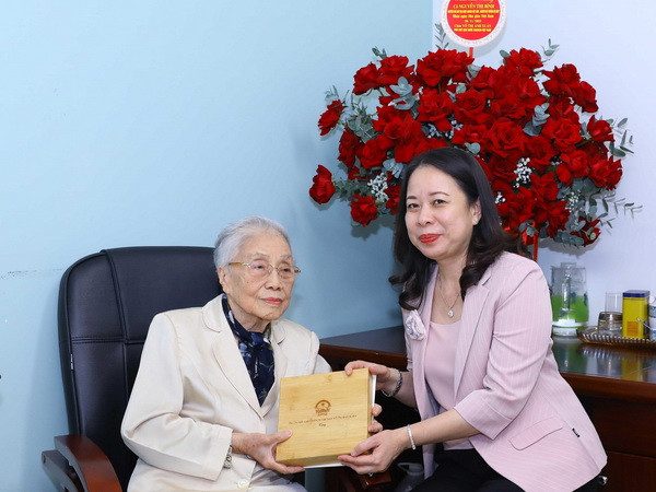 Phó Chủ tịch nước thăm và tặng quà các nhà giáo lão thành ảnh 1