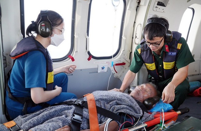 Thêm 1 ngư dân bị đột quỵ não ở Trường Sa đưa về đất liền cứu chữa ảnh 1