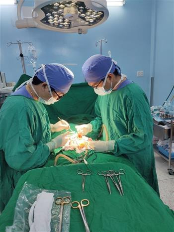 Phẫu thuật cho trẻ nuốt chuỗi hạt kim loại gắn nam châm gây thủng ruột ảnh 2