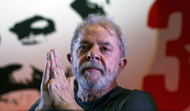 Cựu Tổng thống nước này Lula da Silva. (Nguồn: AFP/TTXVN) Cựu Tổng thống Brazil Lula da Silva chấp hành tuân lệnh bắt giữ ảnh 1