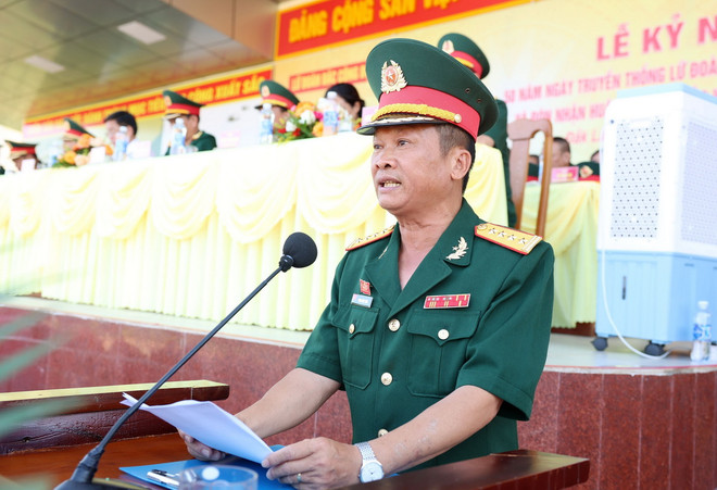 Đại tá Phạm Ngọc Hưng, Lữ đoàn trưởng Lữ đoàn Đặc công 198, đọc diễn văn 50 năm Ngày truyền thống tại Lễ kỷ niệm. (Ảnh: Hoài Thu/TTXVN) ttxvn_1608_pham ngoc hung.jpg