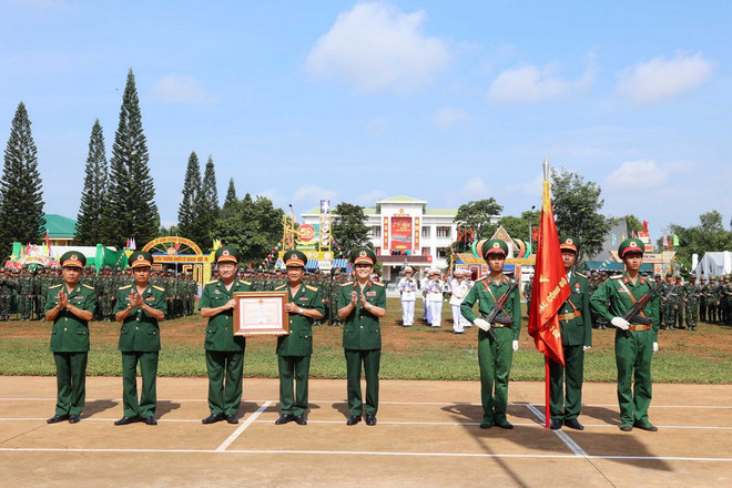 Thừa ủy quyền của Chủ tịch nước, Trung tướng Phạm Trường Sơn, Phó Tổng Tham mưu trưởng Quân đội nhân dân Việt Nam, trao Huân chương Bảo vệ Tổ quốc hạng Nhất tặng Lữ đoàn Đặc công Bộ 198. (Ảnh: Hoài Thu/TTXVN) ttxvn_1608_lu doan (2).jpg