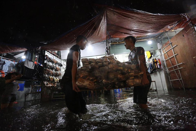 Hà Nội: Chợ nhà Xanh bị nhấn chìm sau cơn mưa lớn bất chợt ảnh 13