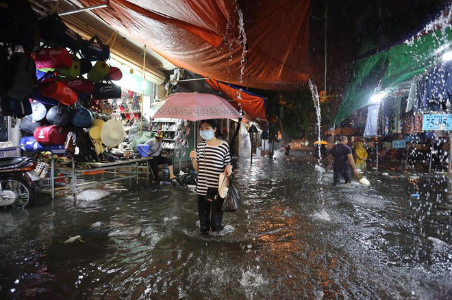 Hà Nội: Chợ nhà Xanh bị nhấn chìm sau cơn mưa lớn bất chợt ảnh 18