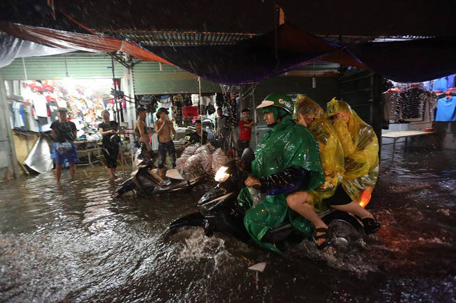 Hà Nội: Chợ nhà Xanh bị nhấn chìm sau cơn mưa lớn bất chợt ảnh 7