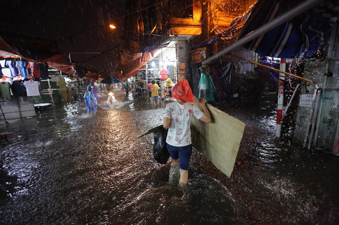 Hà Nội: Chợ nhà Xanh bị nhấn chìm sau cơn mưa lớn bất chợt ảnh 2
