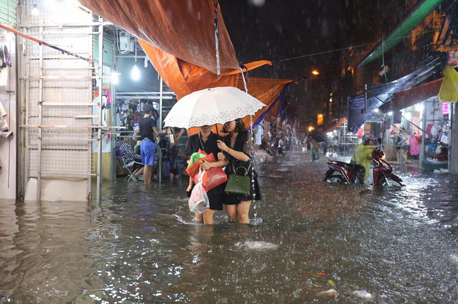 Hà Nội: Chợ nhà Xanh bị nhấn chìm sau cơn mưa lớn bất chợt ảnh 8