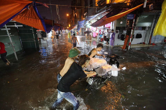 Hà Nội: Chợ nhà Xanh bị nhấn chìm sau cơn mưa lớn bất chợt ảnh 11