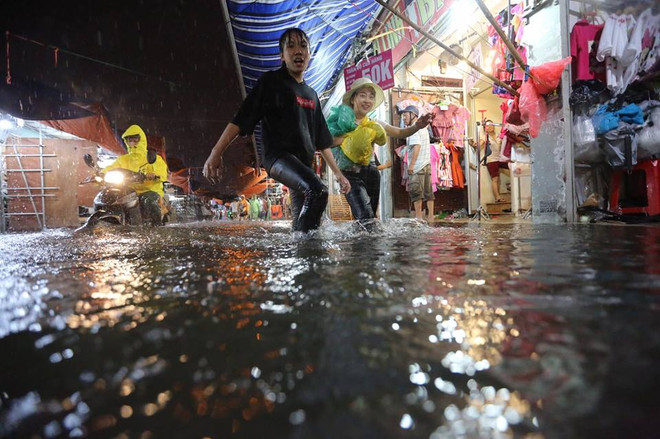 Hà Nội: Chợ nhà Xanh bị nhấn chìm sau cơn mưa lớn bất chợt ảnh 1