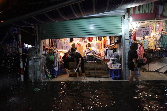 Hà Nội: Chợ nhà Xanh bị nhấn chìm sau cơn mưa lớn bất chợt ảnh 17