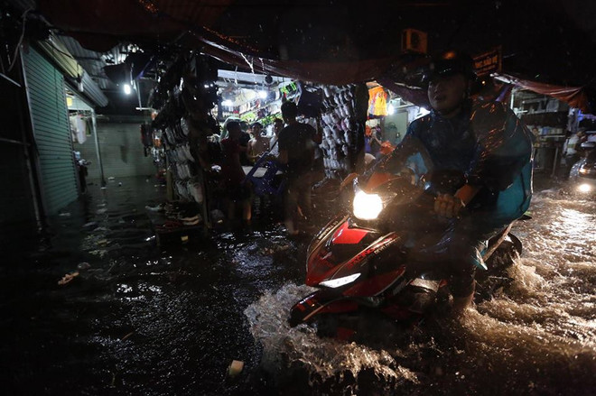 Hà Nội: Chợ nhà Xanh bị nhấn chìm sau cơn mưa lớn bất chợt ảnh 14