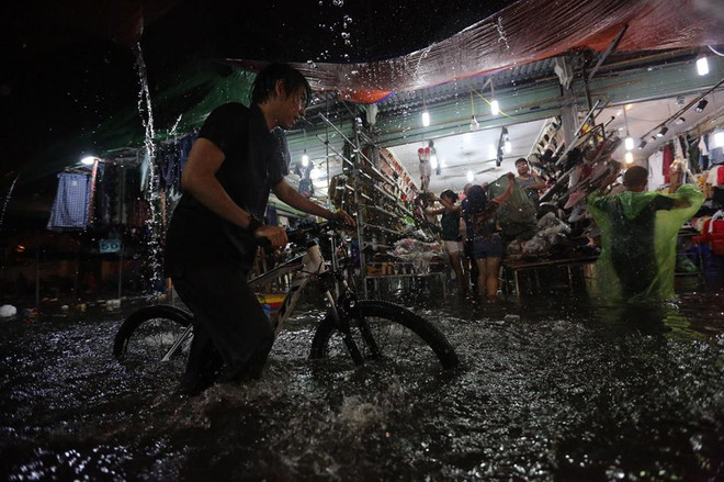 Hà Nội: Chợ nhà Xanh bị nhấn chìm sau cơn mưa lớn bất chợt ảnh 19