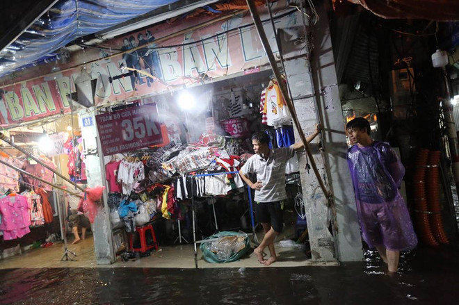 Hà Nội: Chợ nhà Xanh bị nhấn chìm sau cơn mưa lớn bất chợt ảnh 20