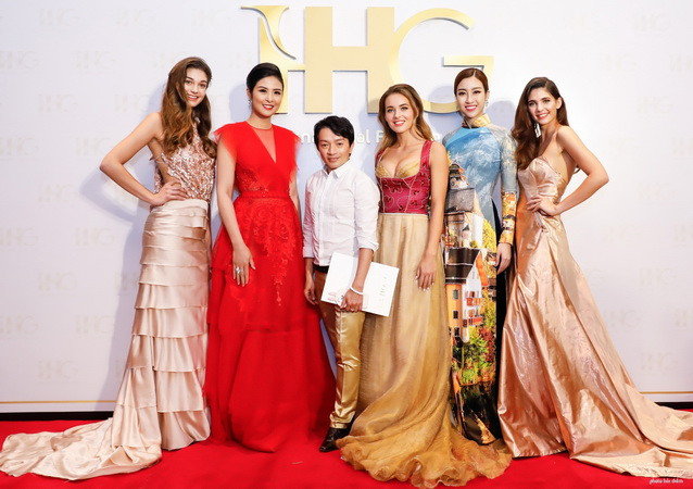 Nhà thiết kế thời trang La Hồng và các người mẫu trong một buổi trình diễn áo dài (ảnh tư liệu). Ảnh: TTXVN phát La Hồng - người đưa nét đẹp Áo dài Việt Nam lan tỏa ra thế giới ảnh 2