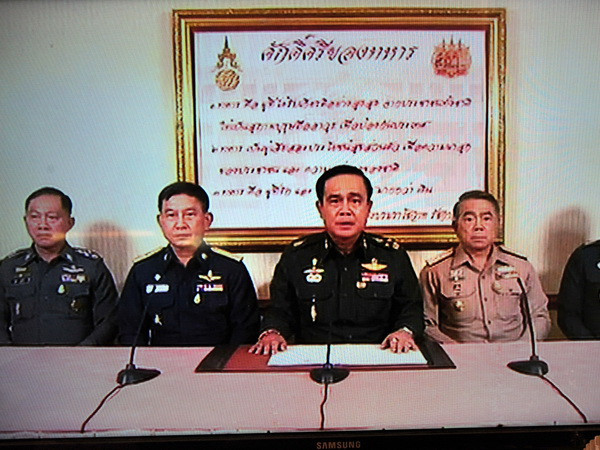 Tư lệnh Lục quân Thái Lan, Tướng Prayuth Chan-ocha (giữa). (Ảnh: THX/TTXVN) Thái Lan: Các phe đối đầu đã bị loại khỏi cuộc chơi? ảnh 1