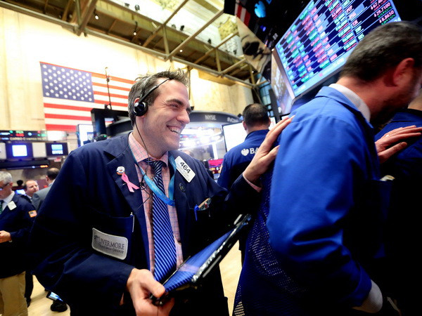Chỉ số Dow Jones và S&P 500 tạo "đỉnh" của năm 2016 ảnh 1