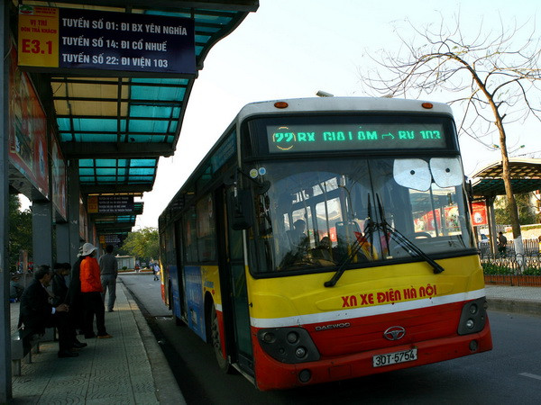 Xe buýt vận chuyển khách tại điểm trung chuyển Long Biên. (Ảnh: Huy Hùng/TTXVN) Hà Nội đưa 30 xe buýt lớn tiêu chuẩn vào vận hành trước dịp 30/4 ảnh 1