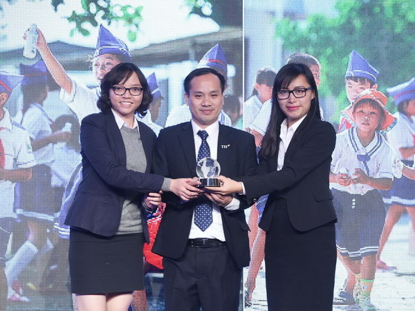 Đại diện Tập đoàn TH nhận Giải Sáng kiến tốt nhất về sức khỏe học đường tại Gulfood Dubai 2016. (Nguồn: Tập đoàn TH) TH True Milk giành giải tại hội chợ lớn nhất thế giới về đồ uống ảnh 1