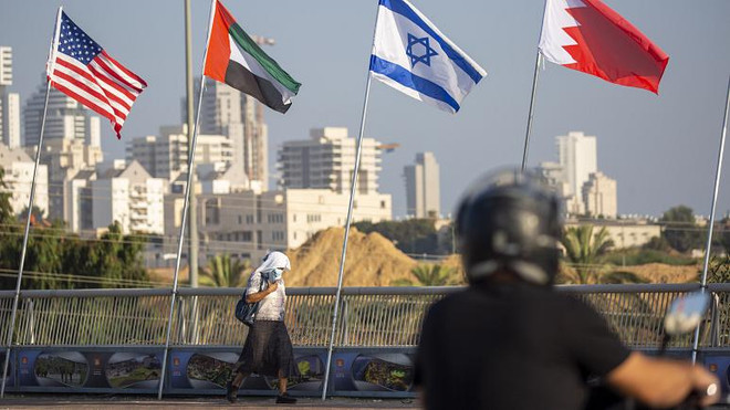 Cờ Mỹ, Các Tiểu vương quốc Arab Thống nhất, Israel và Bahrain tung bay tại Cầu Hòa bình ở Netanya của Israel. (Nguồn: euronews.com) Vì sao Trung Đông vẫn là khu vực quan trọng đối với Mỹ? ảnh 1
